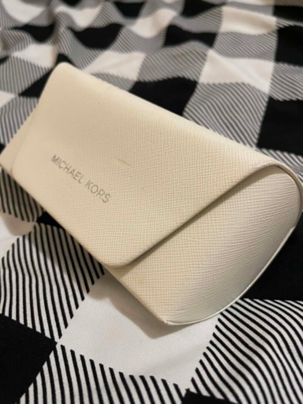 LIKE NEW Michael Kors Saffiano Leather Glasses Case Cream White Snap Closure - Picture 3 of 7